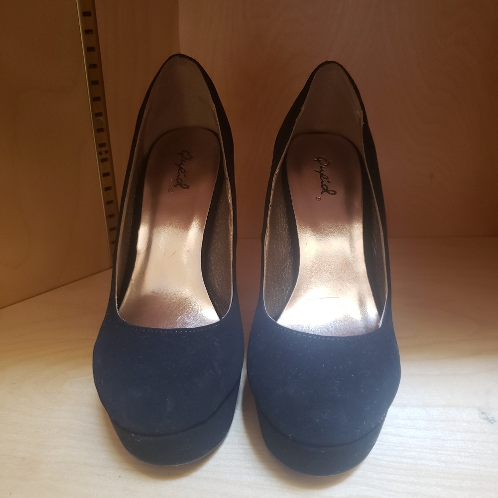 Black pumps